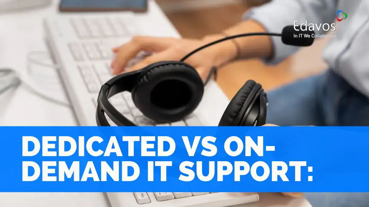 Headset dan keyboard di meja kerja IT support.