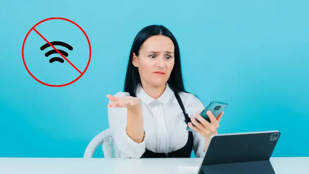 Wanita bingung memeriksa koneksi Wi-Fi dengan ponsel dan laptop, menunjukkan perlunya analisis jaringan Wi-Fi untuk perbaikan yang efektif.