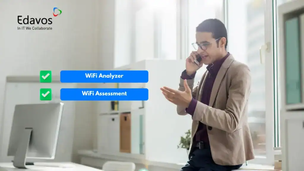 Pria muda menggunakan ponsel di kantor dengan ikon Wi-Fi Analyzer dan Assessment untuk memperbaiki koneksi Wi-Fi.